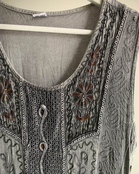 V0024 Embroidery long dress (women's item)